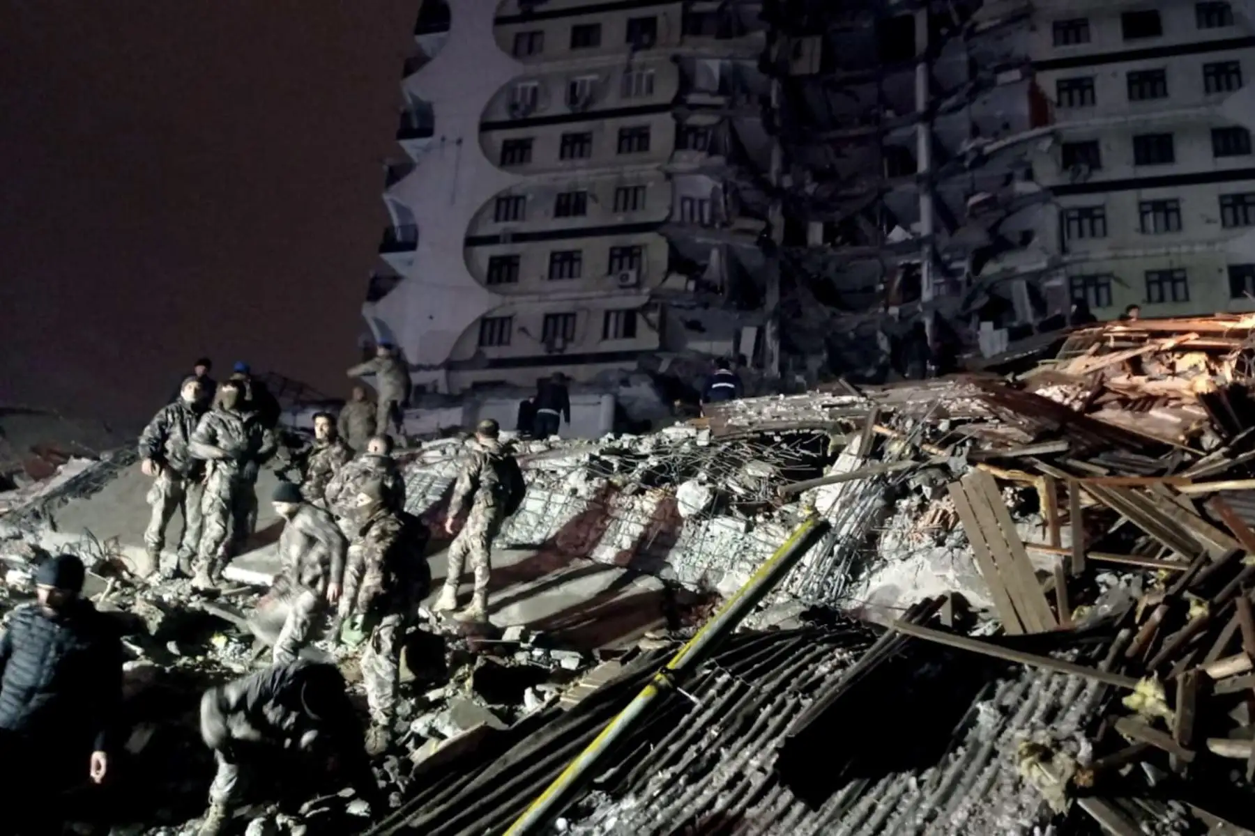 Soldados turcos y otros intentan ayudar a las víctimas en el sitio de un edificio derrumbado después de un terremoto en Diyarbakir, Turquía, el 6 de febrero de 2023. Según el Servicio Geológico de EE. UU., un terremoto con una magnitud preliminar de 7,8 sacudió el sureste de Turquía cerca de la frontera con Siria. El terremoto provocó el derrumbe de edificios y envió ondas de choque al noroeste de Siria, Chipre y Líbano.
Foto: EFE