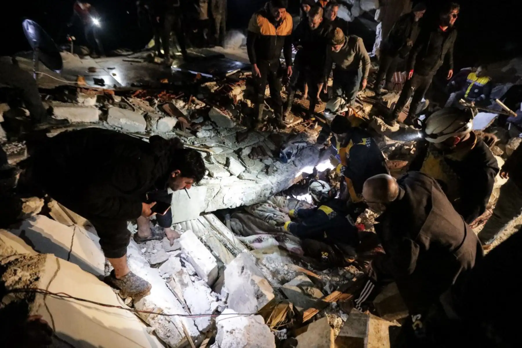 Rescatistas sirios recuperan a un hombre herido de los escombros de un edificio derrumbado tras un terremoto, en la ciudad fronteriza de Azaz, en el norte de la provincia de Alepo, al menos 42 han muerto en el norte de Siria después de un terremoto de magnitud 7,8. Foto: AFP