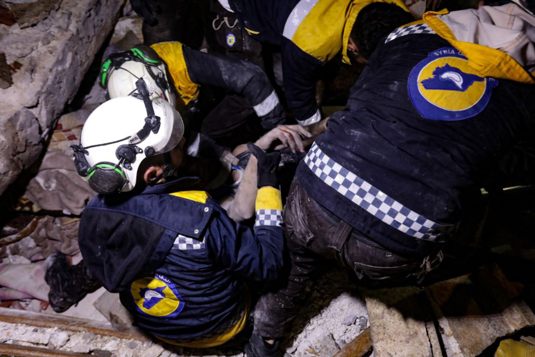 Rescatistas sirios recuperan a un hombre herido de los escombros de un edificio derrumbado tras un terremoto, en la ciudad fronteriza de Azaz, en el norte de la provincia de Alepo, al menos 42 han muerto en el norte de Siria después de un terremoto de magnitud 7,8. Foto: AFP