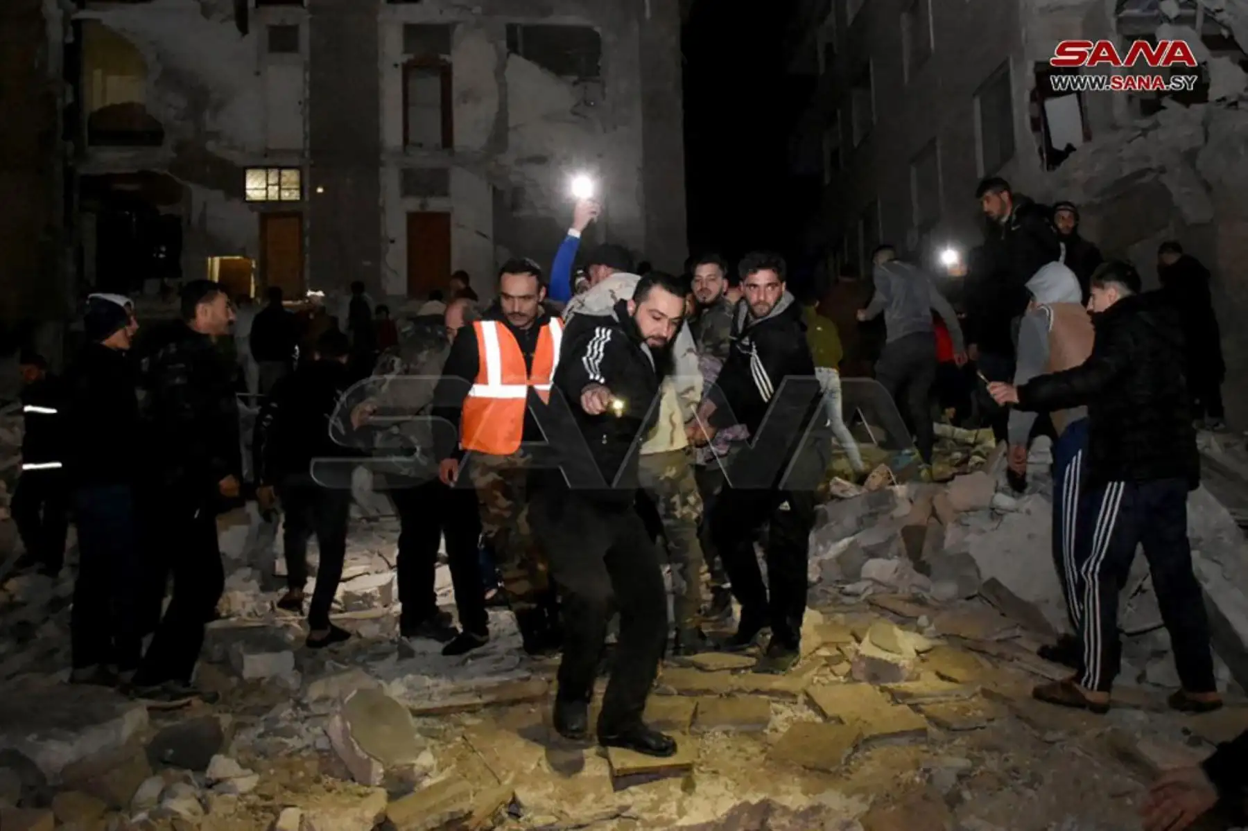 Los residentes caminan entre los escombros entre los edificios derrumbados luego de un terremoto en la ciudad de Jandaris, en el campo de la ciudad de Afrin, en el noroeste de Siria, en la parte de la provincia de Alepo. Según los informes, al menos 42 han muerto. Foto: AFP
