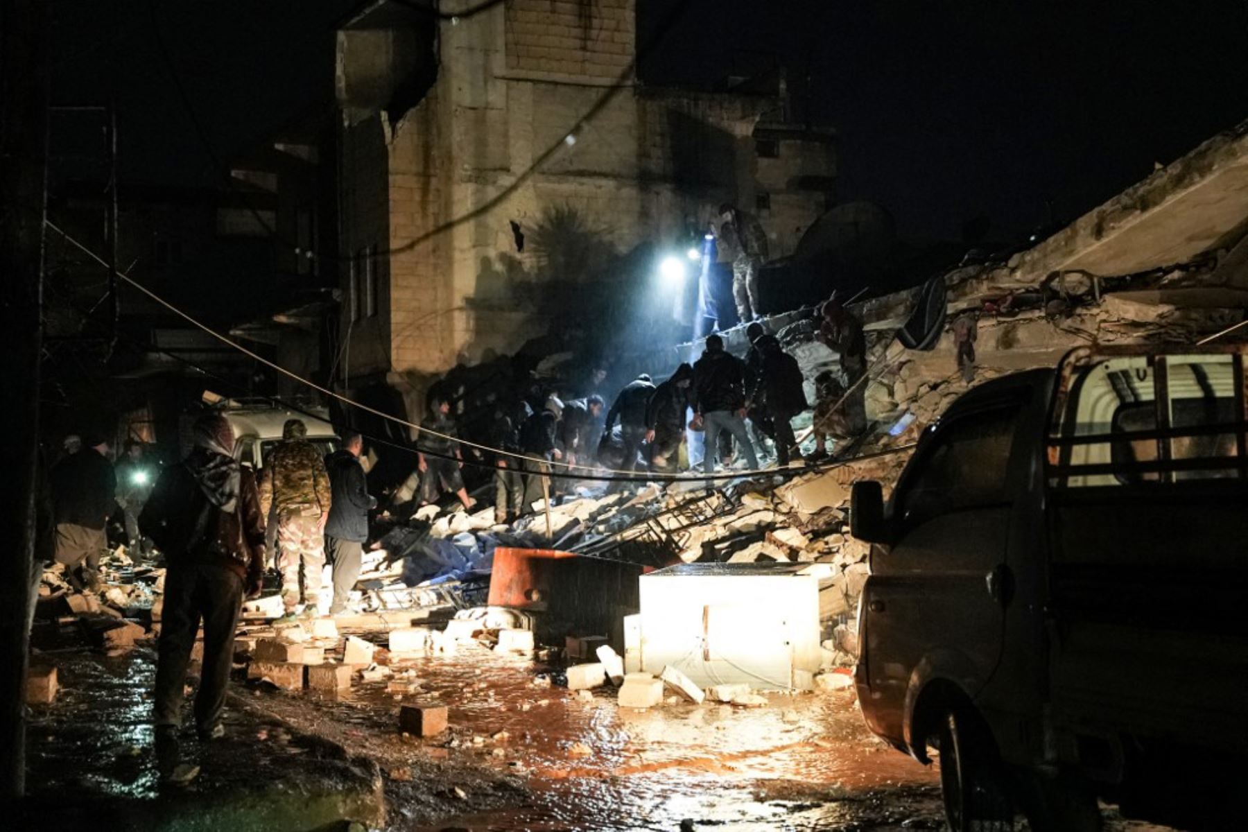 Los residentes caminan entre los escombros entre los edificios derrumbados luego de un terremoto en la ciudad de Jandaris, en el campo de la ciudad de Afrin, en el noroeste de Siria, en la parte de la provincia de Alepo. Según los informes, al menos 42 han muerto. Foto: AFP
