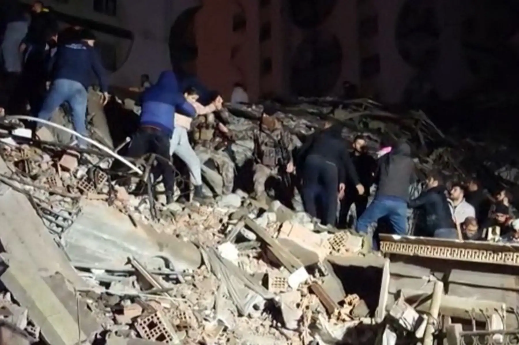 Los residentes caminan entre los escombros entre los edificios derrumbados luego de un terremoto en la ciudad de Jandaris, en el campo de la ciudad de Afrin, en el noroeste de Siria, en la parte de la provincia de Alepo. Según los informes, al menos 42 han muerto. Foto: AFP