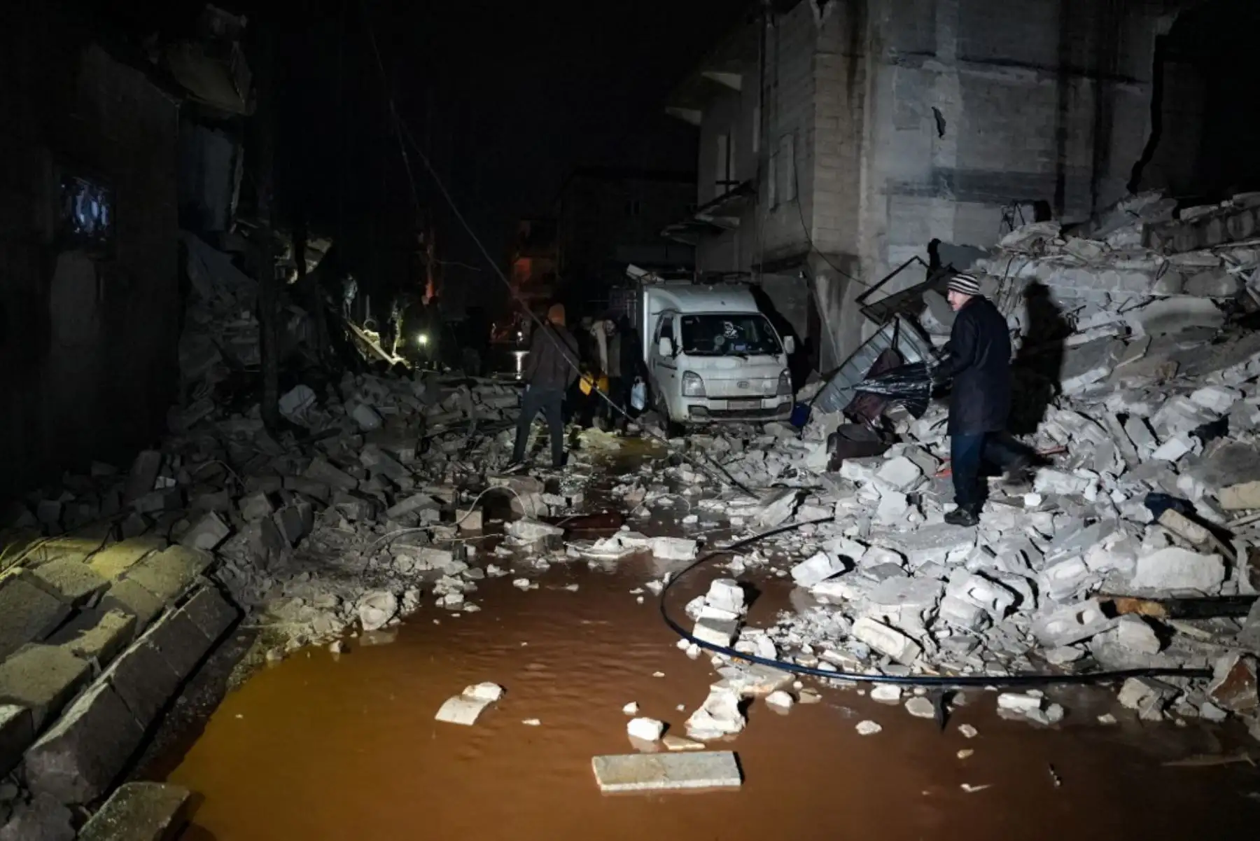 Los residentes caminan entre los escombros entre los edificios derrumbados luego de un terremoto en la ciudad de Jandaris, en el campo de la ciudad de Afrin, en el noroeste de Siria, en la parte de la provincia de Alepo. Según los informes, al menos 42 han muerto. Foto: AFP