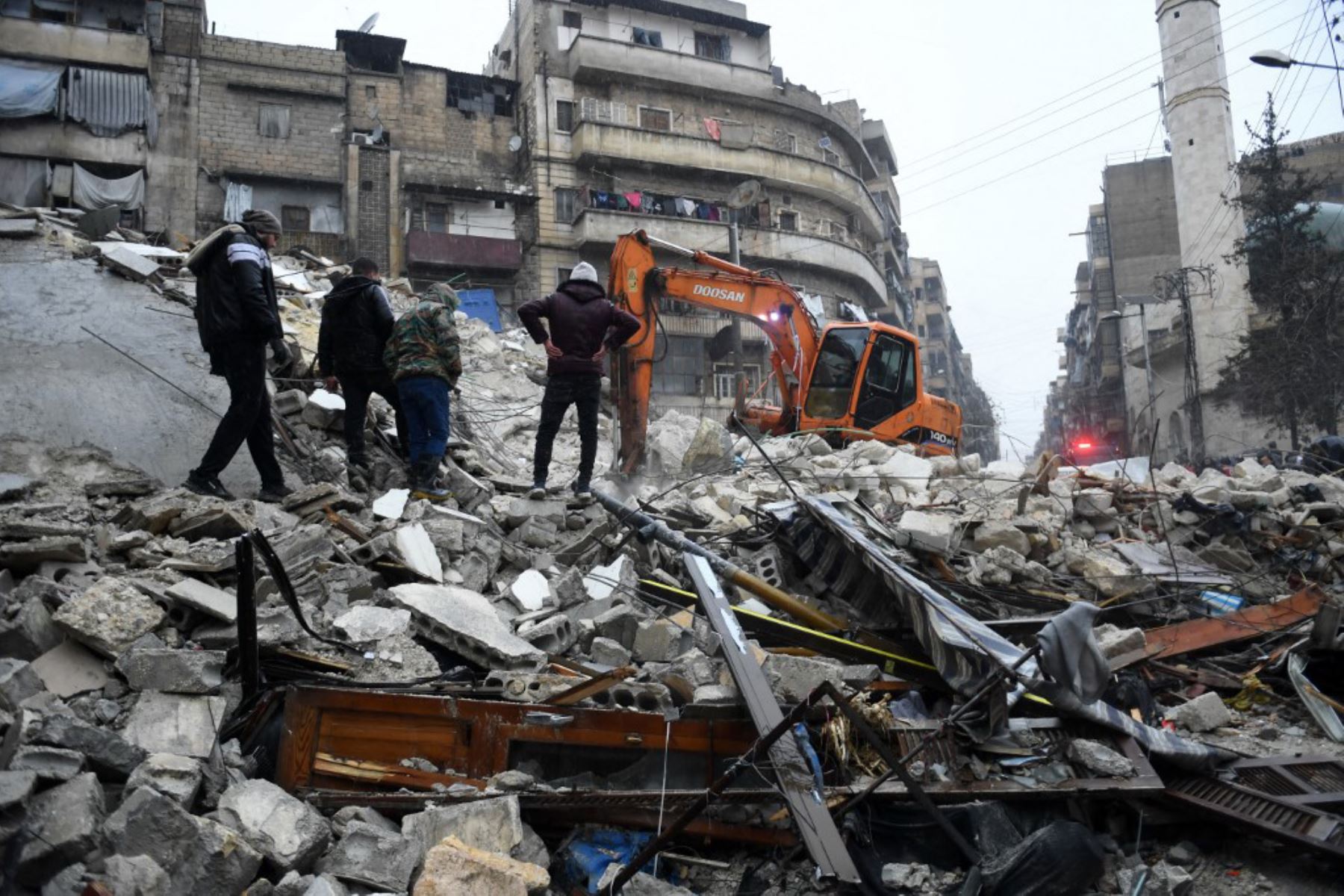 Equipos de rescate buscan sobrevivientes bajo los escombros de un edificio derrumbado después de un terremoto en la ciudad de Alepo. Un terremoto de magnitud 7,8 sacudió Turquía y Siria. Foto: AFP
