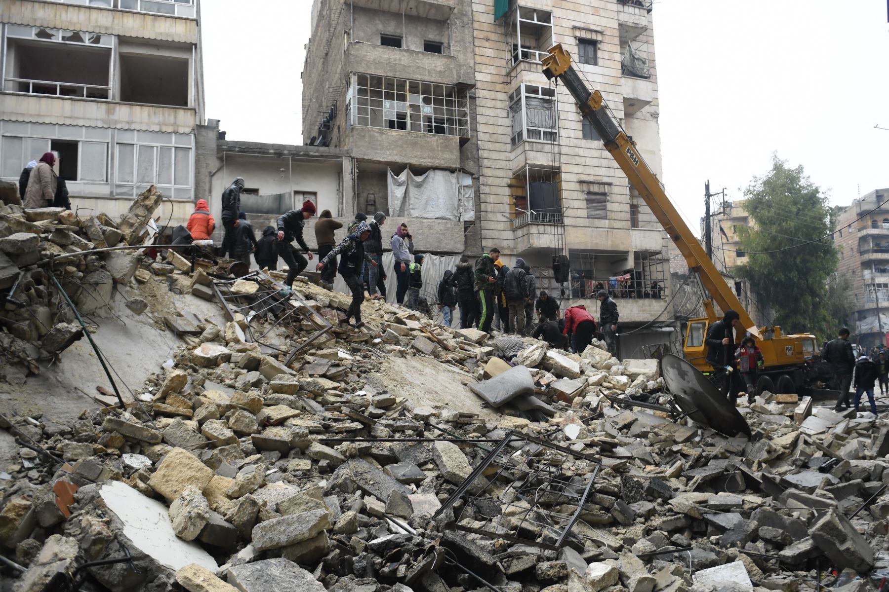 Equipos de rescate buscan sobrevivientes bajo los escombros de un edificio derrumbado después de un terremoto en la ciudad de Alepo. Un terremoto de magnitud 7,8 sacudió Turquía y Siria. Foto: AFP