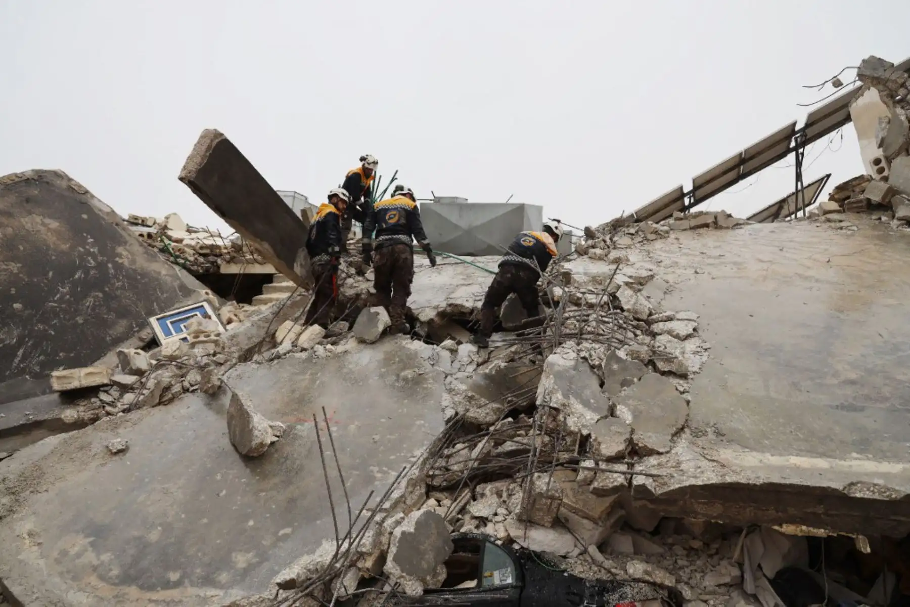 Equipos de rescate buscan sobrevivientes bajo los escombros de un edificio derrumbado después de un terremoto en la ciudad de Alepo. Un terremoto de magnitud 7,8 sacudió Turquía y Siria. Foto: AFP
