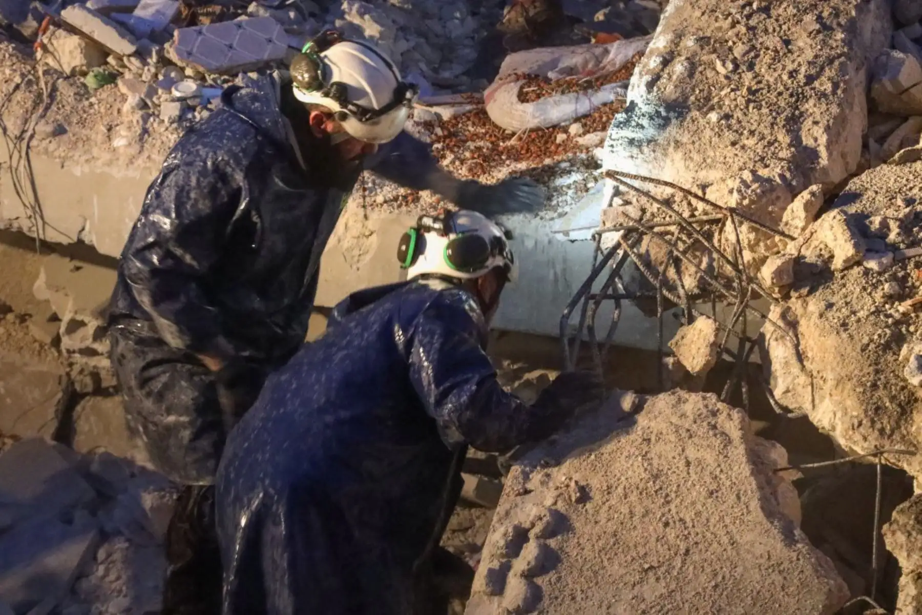 Equipos de rescate buscan sobrevivientes bajo los escombros de un edificio derrumbado después de un terremoto en la ciudad de Alepo. Un terremoto de magnitud 7,8 sacudió Turquía y Siria. Foto: AFP