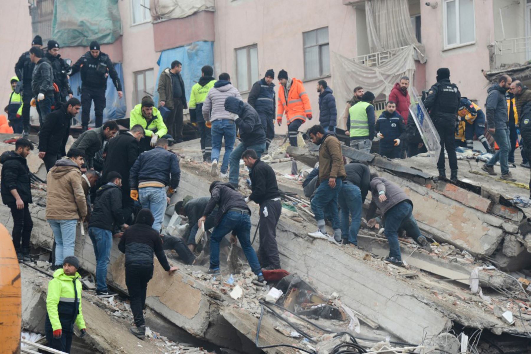 Rescatistas y voluntarios sacan a un superviviente de entre los escombros en Diyarbakir, después de que un terremoto de magnitud 7,8 azotara el sureste del país. Foto: AFP
