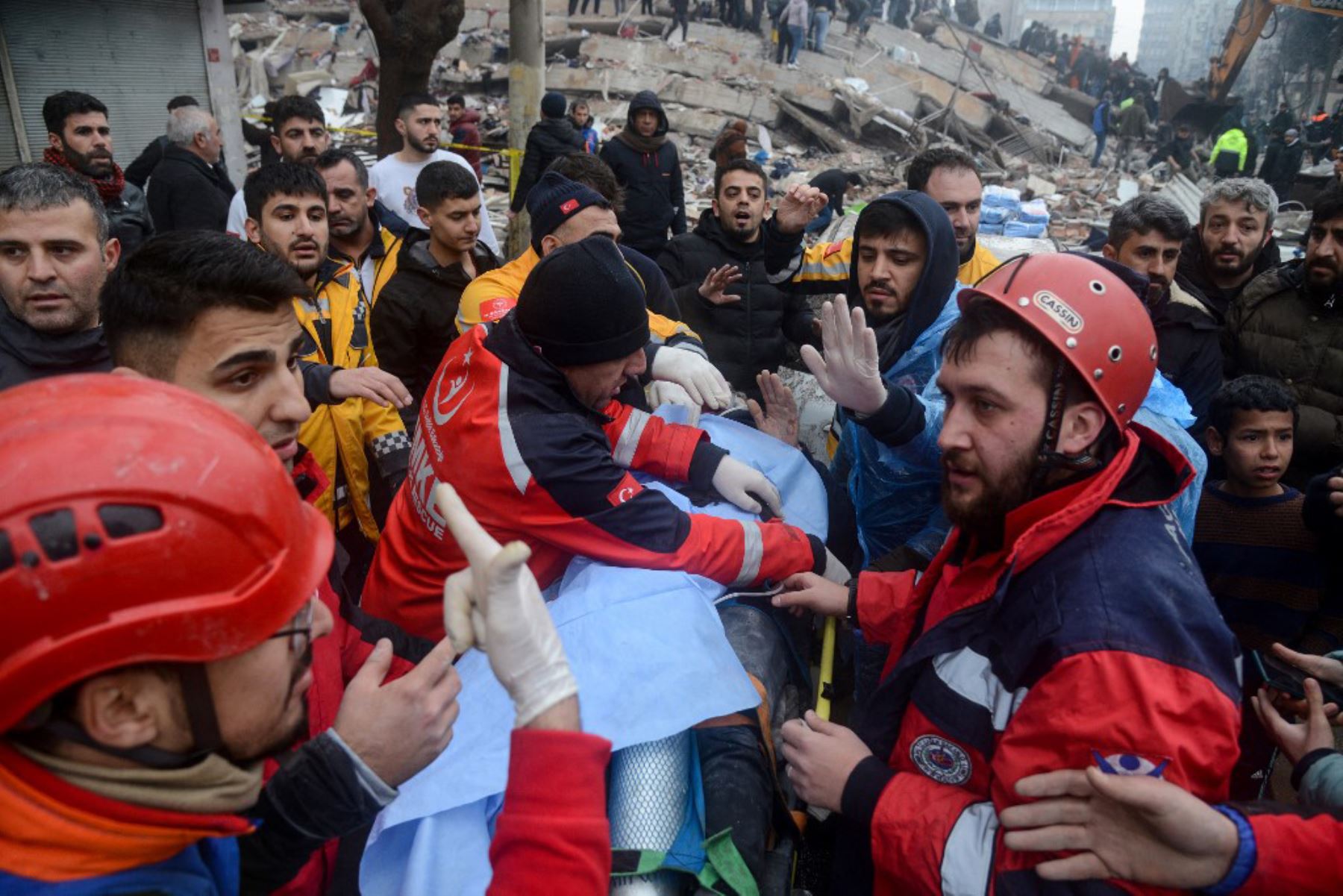 Rescatistas y voluntarios sacan a un superviviente de entre los escombros en Diyarbakir, después de que un terremoto de magnitud 7,8 azotara el sureste del país. Foto: AFP