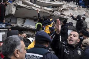 Personal de emergencia busca víctimas en un edificio derrumbado después de un terremoto en Diyarbakir, Turquía. Foto: EFE