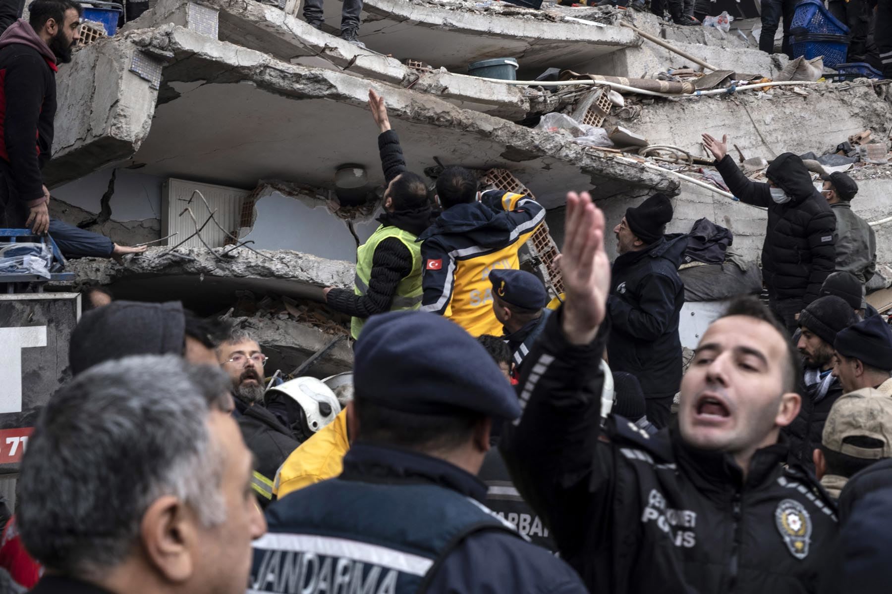 Personal de emergencia busca víctimas en el sitio de un edificio derrumbado después de un terremoto en Diyarbakir, sureste de Turquía. Foto: EFE