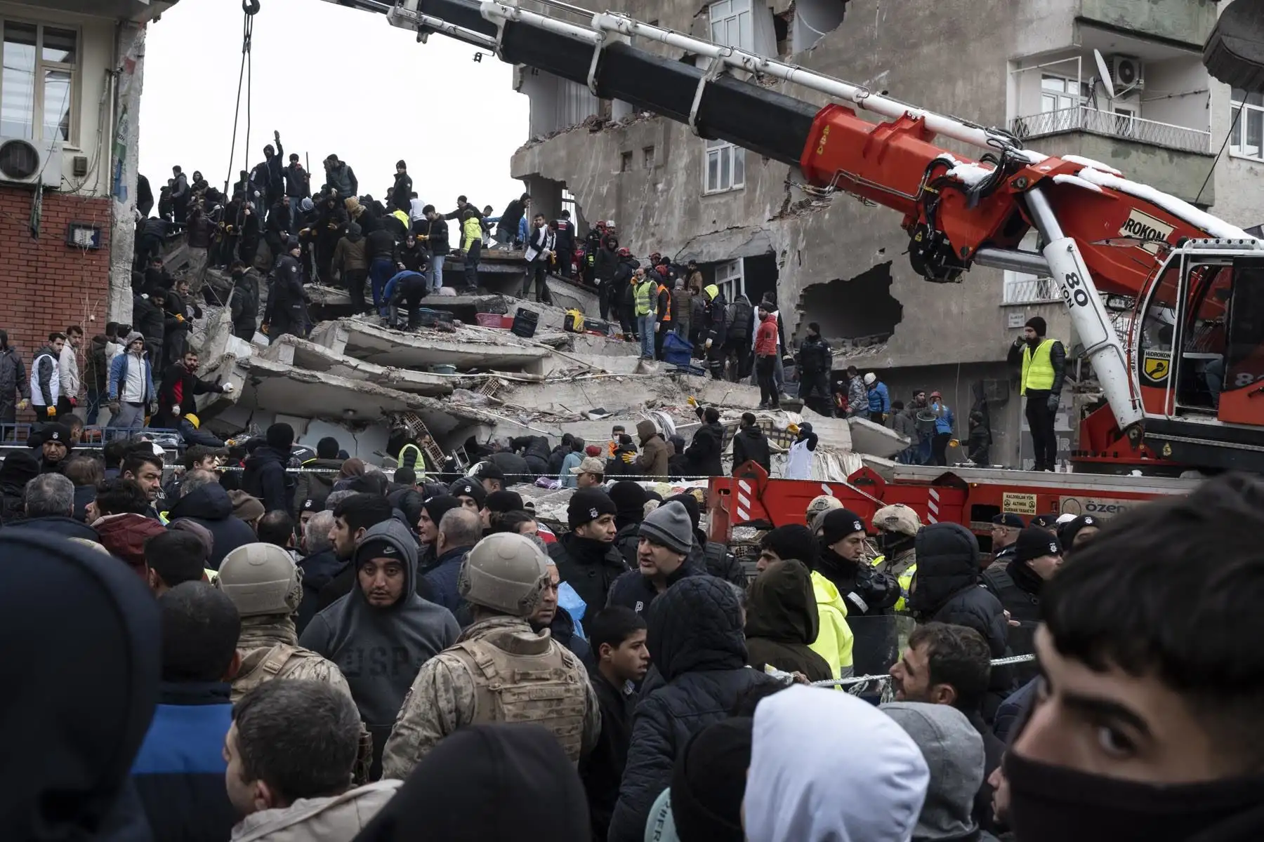 Personal de emergencia busca víctimas en el sitio de un edificio derrumbado después de un terremoto en Diyarbakir, sureste de Turquía. Foto: EFE