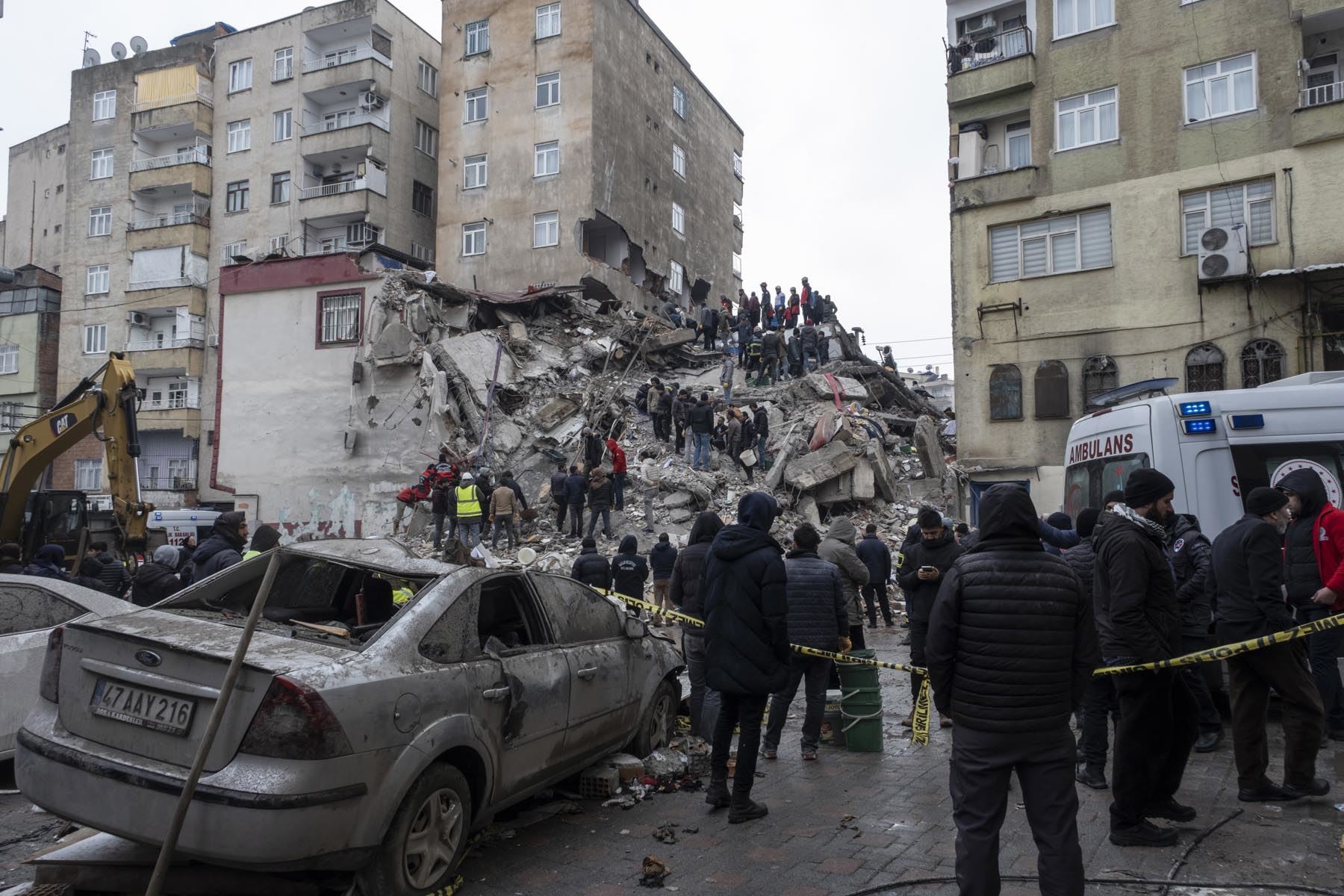 Personal de emergencia busca víctimas en el sitio de un edificio derrumbado después de un terremoto en Diyarbakir, sureste de Turquía. Foto: AFP