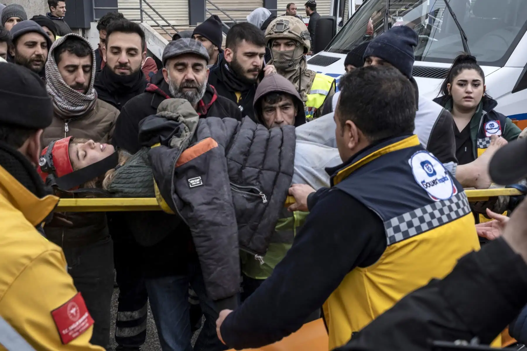 Personal de emergencia traslada a un herido tras el derrumbe de un edificio tras un terremoto en Diyarbakir, al sureste de Turquía. Foto: EFE