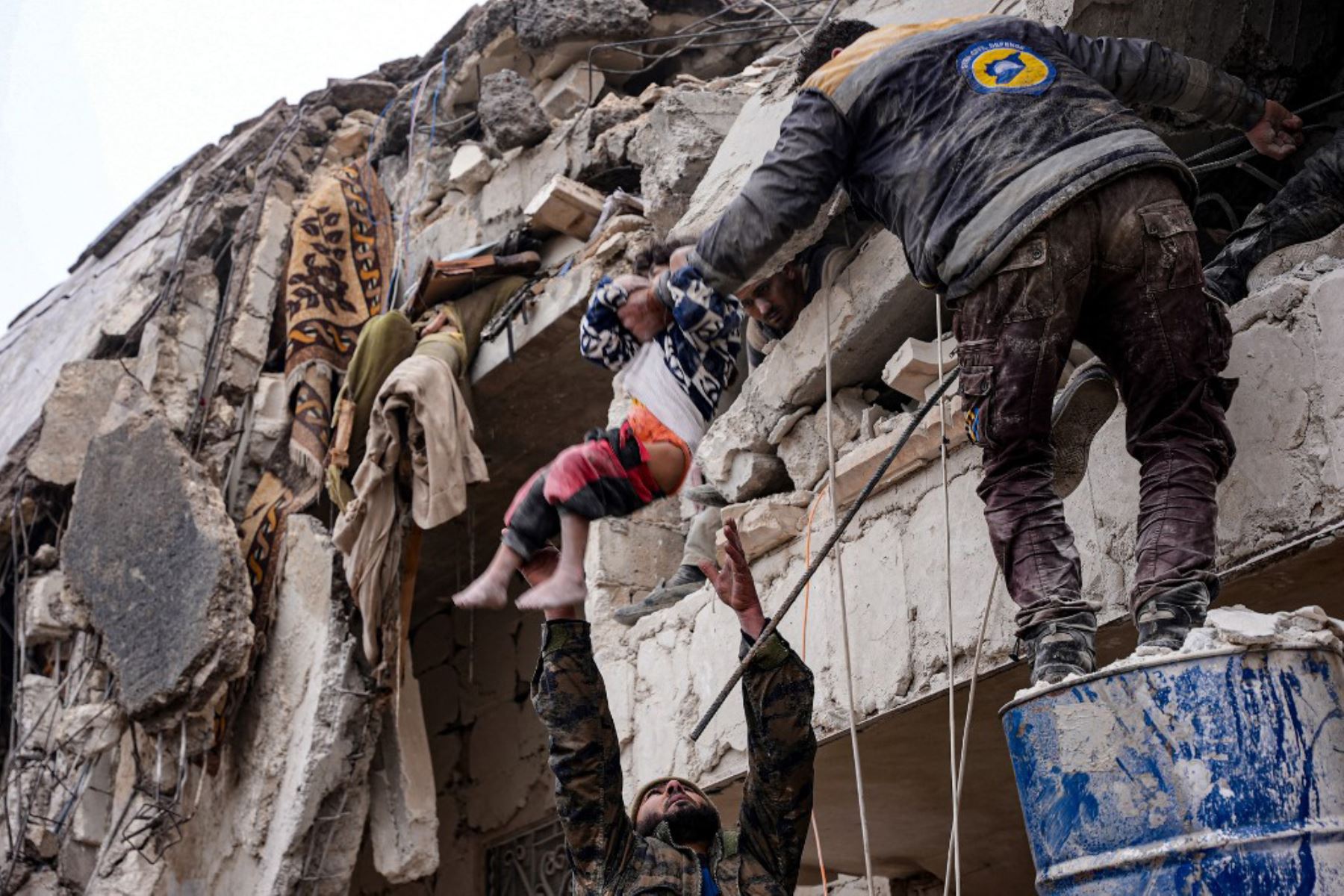 Residentes rescatan sobrevivientes de un edificio derrumbado luego de un terremoto en la ciudad de Jandaris, en el campo de la ciudad de Afrin, en el noroeste de Siria. Foto: AFP