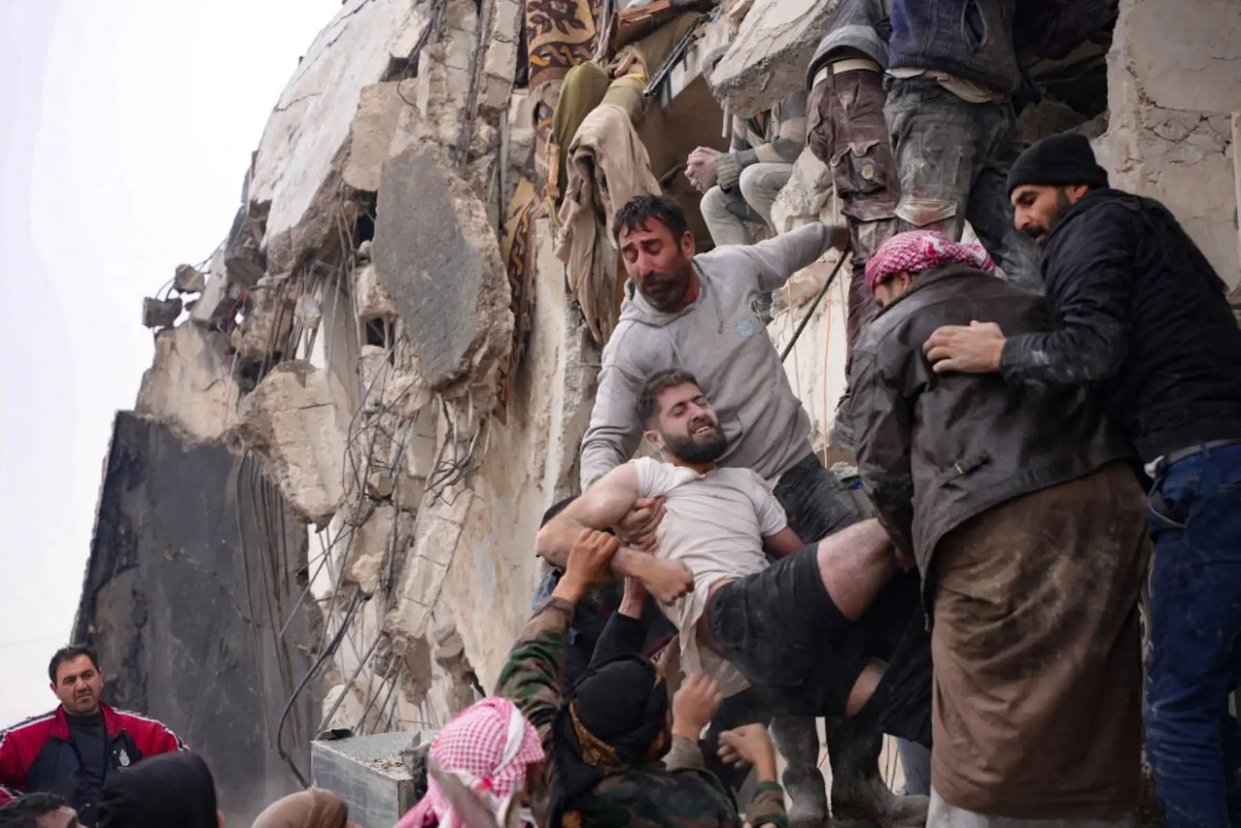 Residentes rescatan sobrevivientes de un edificio derrumbado luego de un terremoto en la ciudad de Jandaris, en el campo de la ciudad de Afrin, en el noroeste de Siria. Foto: AFP