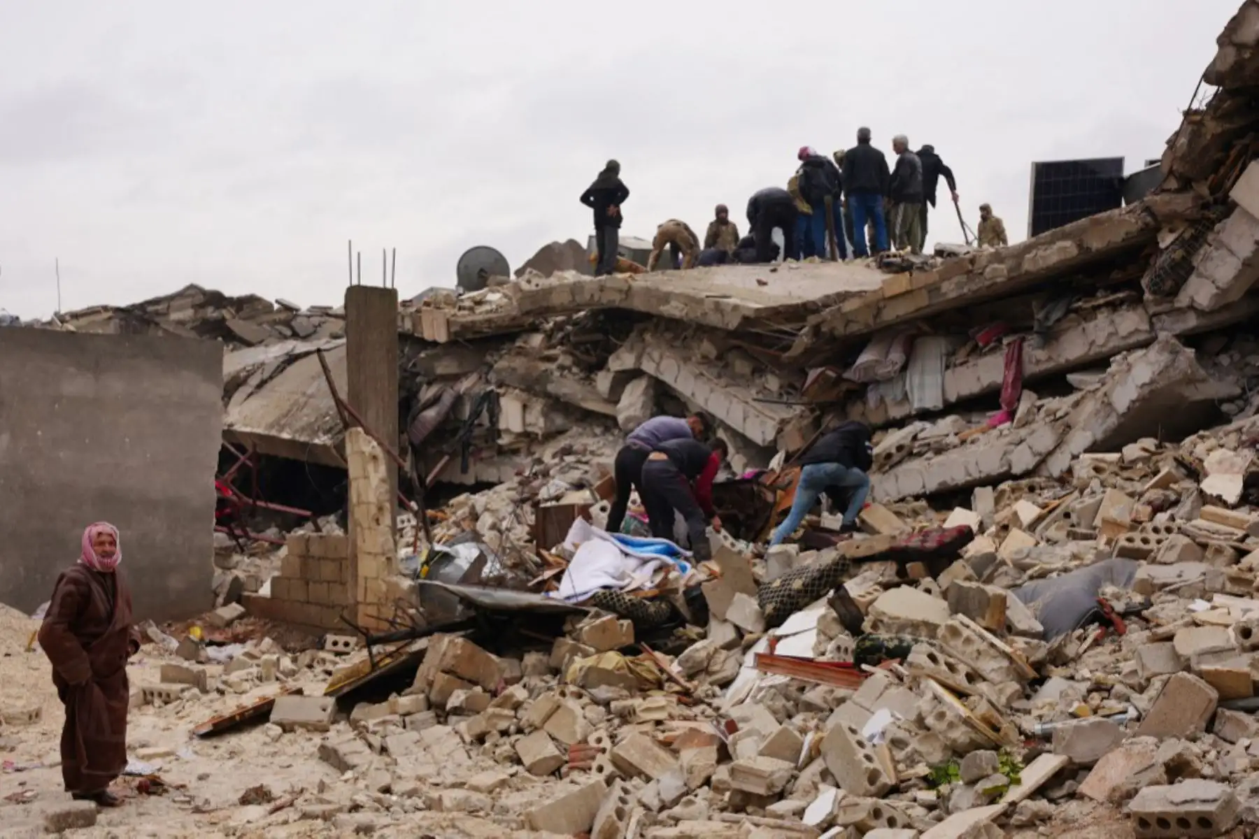 Residentes buscan entre los escombros de un edificio derrumbado luego de un terremoto en la ciudad de Jandaris, en el campo de la ciudad de Afrin, en el noroeste de Siria, en la parte rebelde de la provincia de Alepo. Foto: AFP