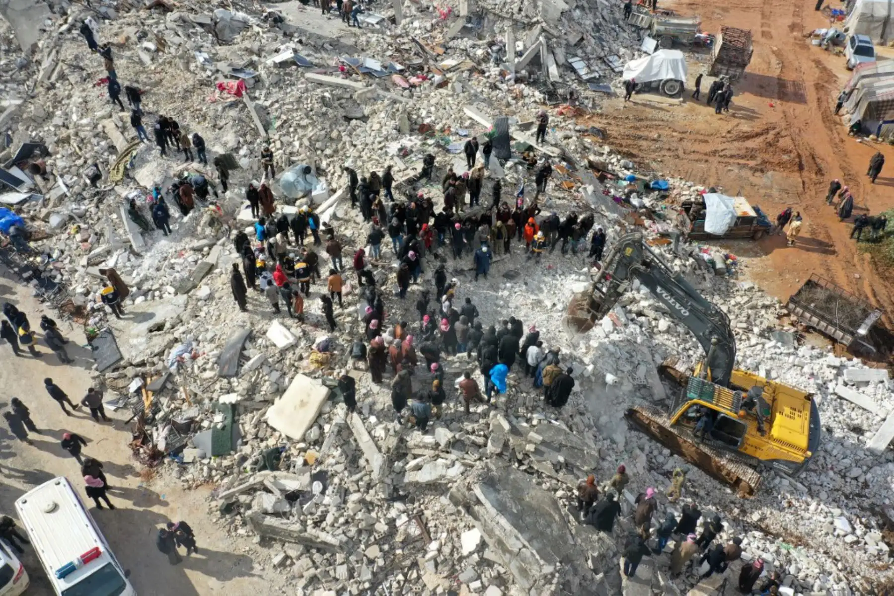 Vista aérea muestra a los residentes que buscan víctimas entre los escombros de edificios derrumbados luego de un terremoto en la ciudad de Jandaris, en el campo de la ciudad de Afrin, en el noroeste de Siria. Foto: AFP