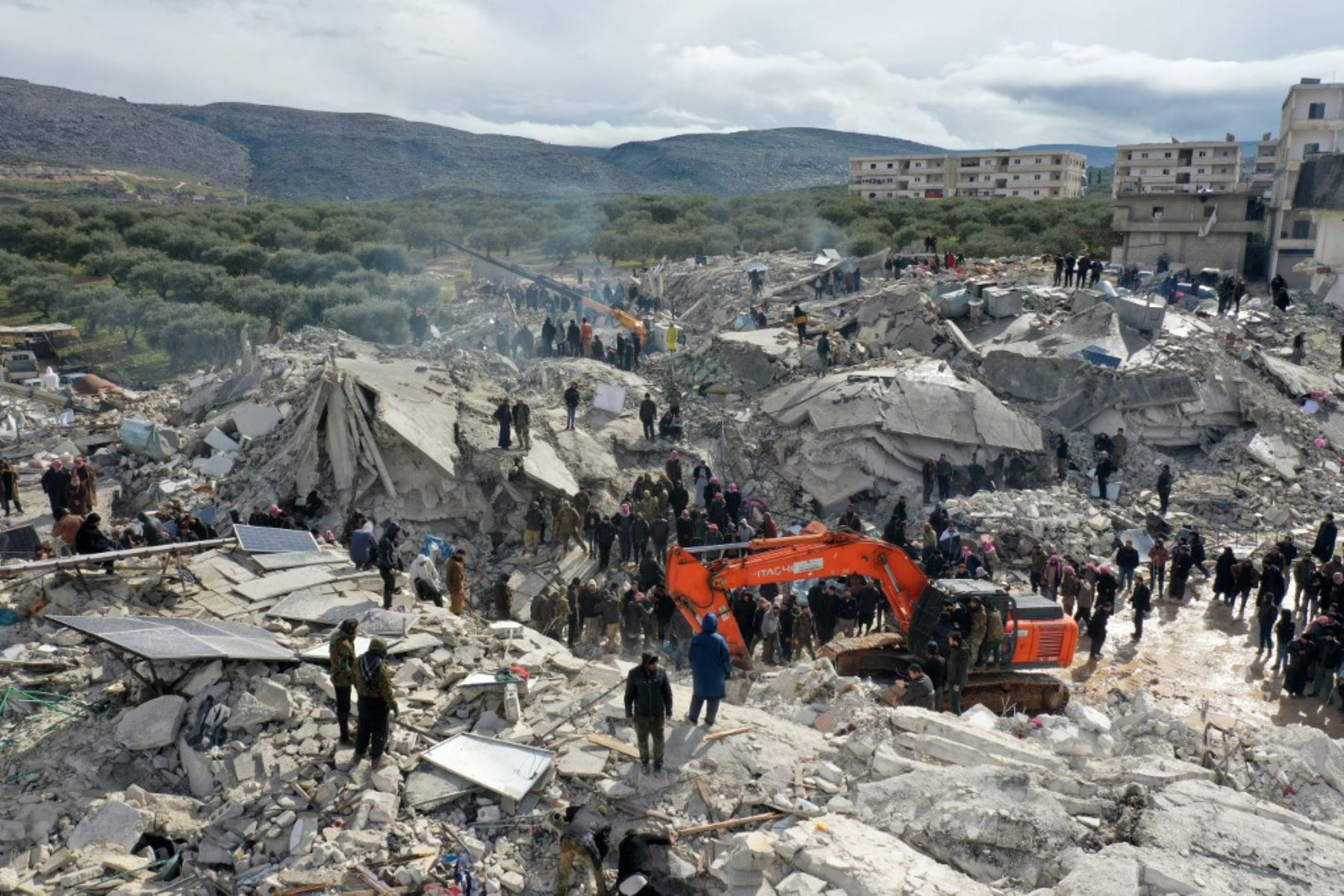 Vista aérea muestra a los residentes que buscan víctimas entre los escombros de edificios derrumbados luego de un terremoto en la ciudad de Jandaris, en el campo de la ciudad de Afrin, en el noroeste de Siria. Foto: AFP