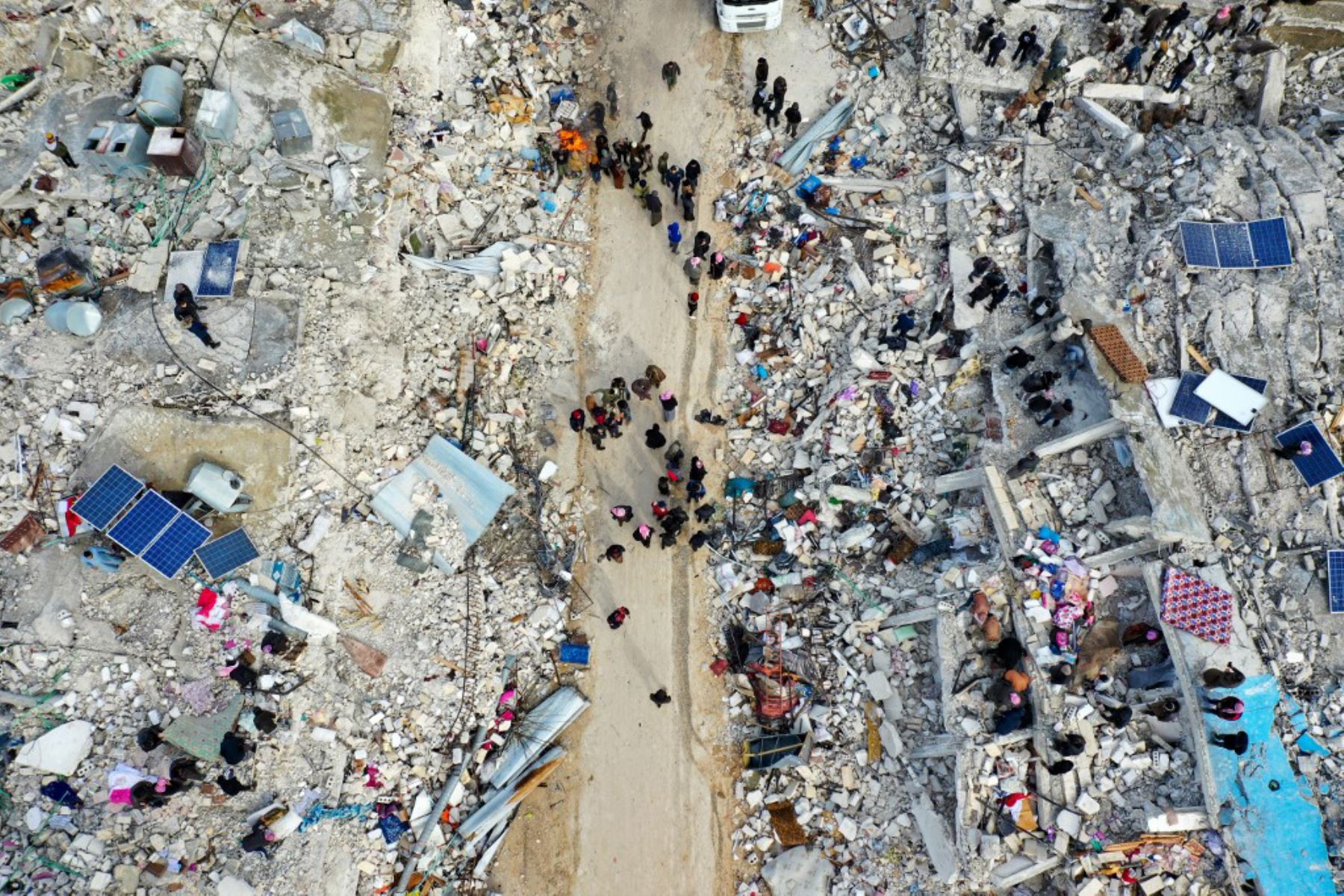 Vista aérea muestra a los residentes que buscan víctimas entre los escombros de edificios derrumbados luego de un terremoto en la ciudad de Jandaris, en el campo de la ciudad de Afrin, en el noroeste de Siria. Foto: AFP