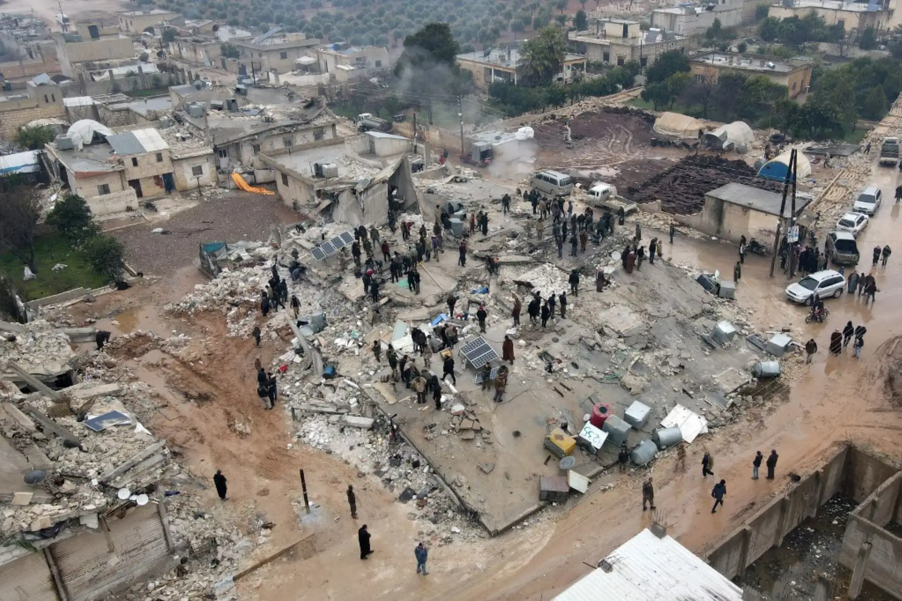 Vista aérea muestra a los residentes que buscan víctimas entre los escombros de edificios derrumbados luego de un terremoto en la ciudad de Jandaris, en el campo de la ciudad de Afrin, en el noroeste de Siria. Foto: AFP