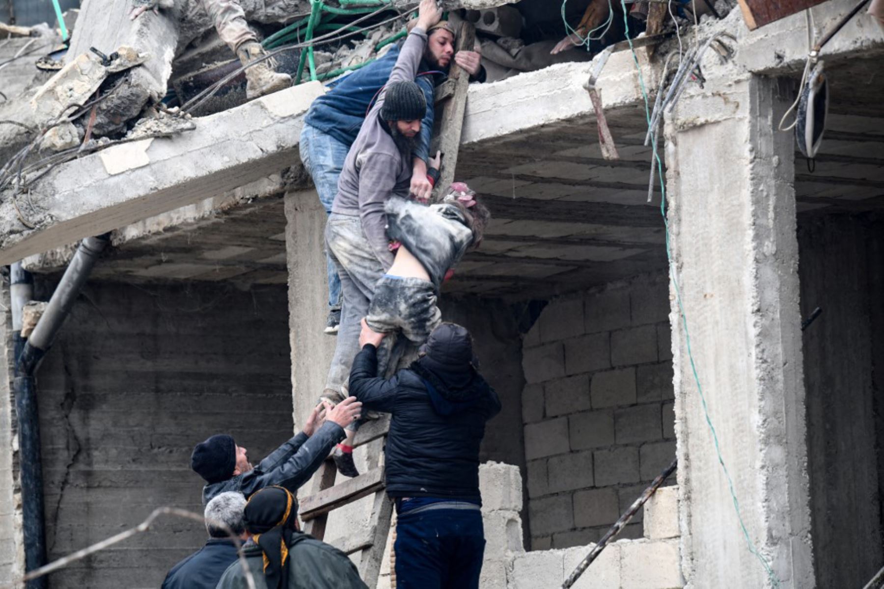 Residentes rescatan sobrevivientes de un edificio derrumbado luego de un terremoto en la ciudad de Jandaris, en el campo de la ciudad de Afrin, en el noroeste de Siria. Foto: AFP