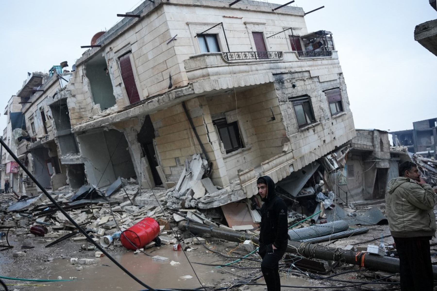 Edificios derrumbados luego de un terremoto en la ciudad de Jandaris, en el campo de la ciudad de Afrin, en el noroeste de Siria, en provincia de Alepo. Foto: AFP