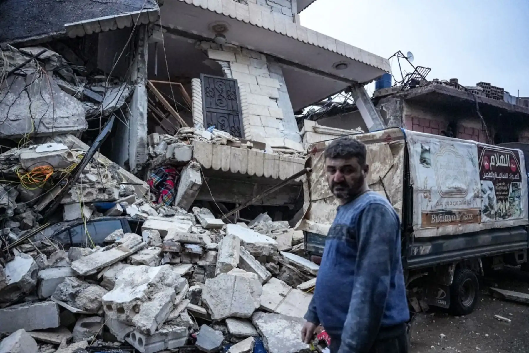 Edificios derrumbados luego de un terremoto en la ciudad de Jandaris, en el campo de la ciudad de Afrin, en el noroeste de Siria, en provincia de Alepo. Foto: AFP
