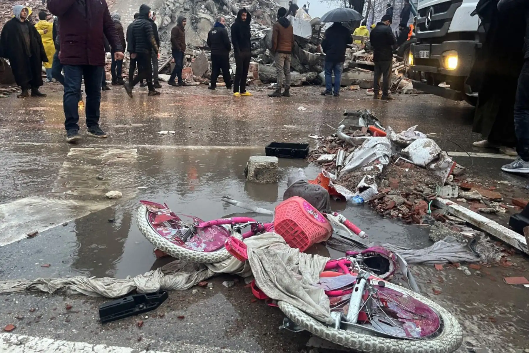 Edificios derrumbados luego de un terremoto en la ciudad de Jandaris, en el campo de la ciudad de Afrin, en el noroeste de Siria, en provincia de Alepo. Foto: AFP