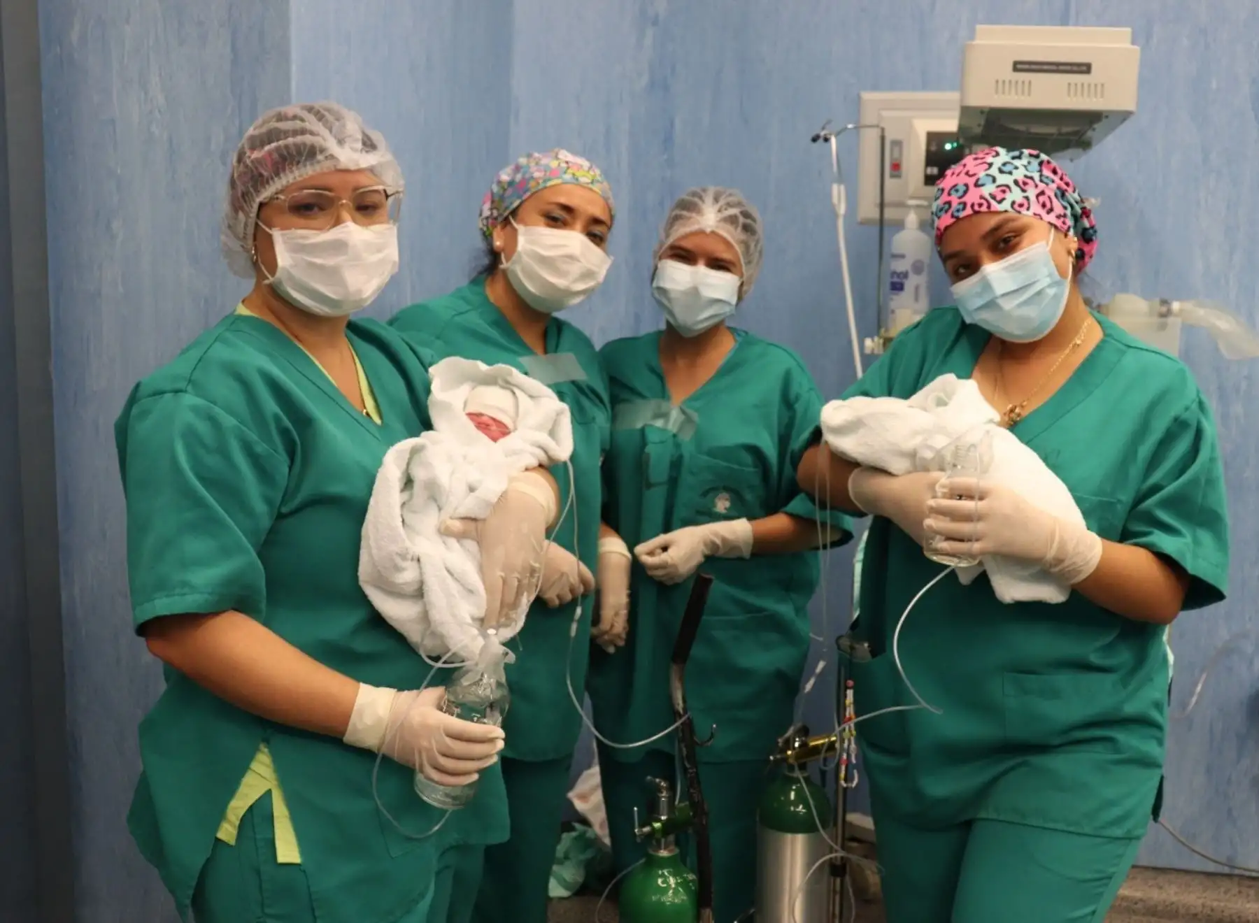 especialistas salvan a gemelos de 32 semanas de gestación