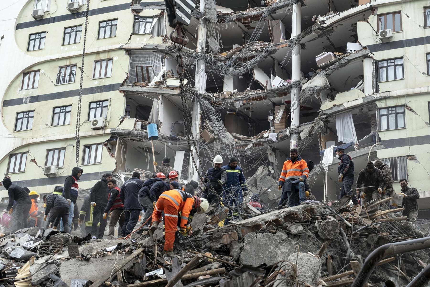 El personal de emergencia busca víctimas en el sitio de un edificio derrumbado después de un terremoto en Diyarbakir, sureste de Turquía. Foto: AFP