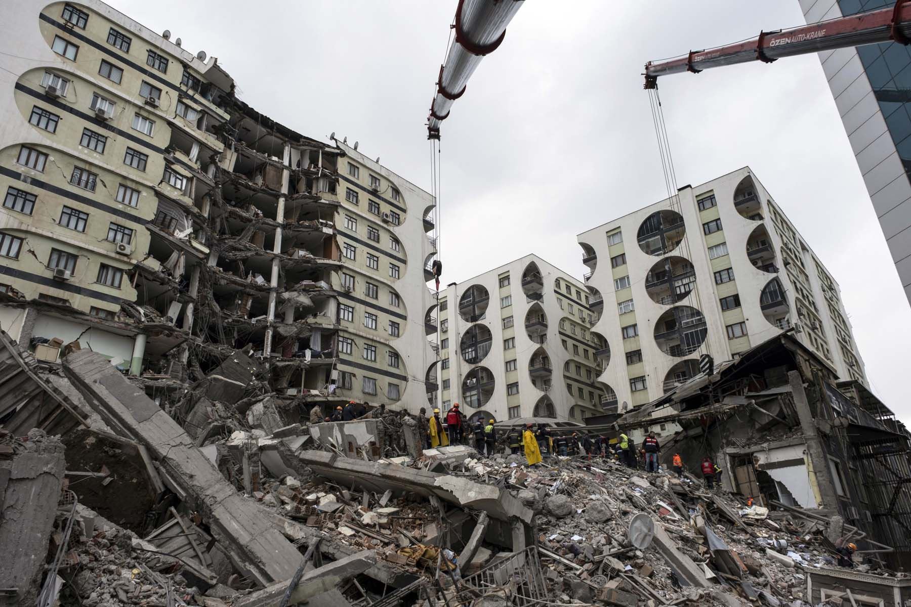 Personal de emergencia busca víctimas en un edificio derrumbado después del terremoto en Diyarbakir, sureste de Turquía. Foto: AFP