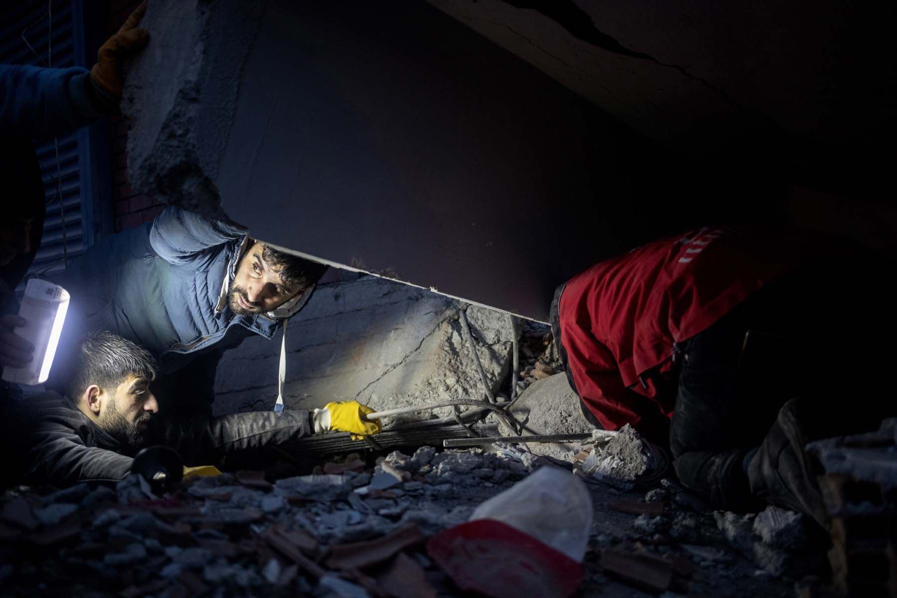 Varias personas intentan ayudar a las víctimas en el lugar donde se derrumbó un edificio tras un terremoto en Diyarbakir, Turquía. Foto: EFE