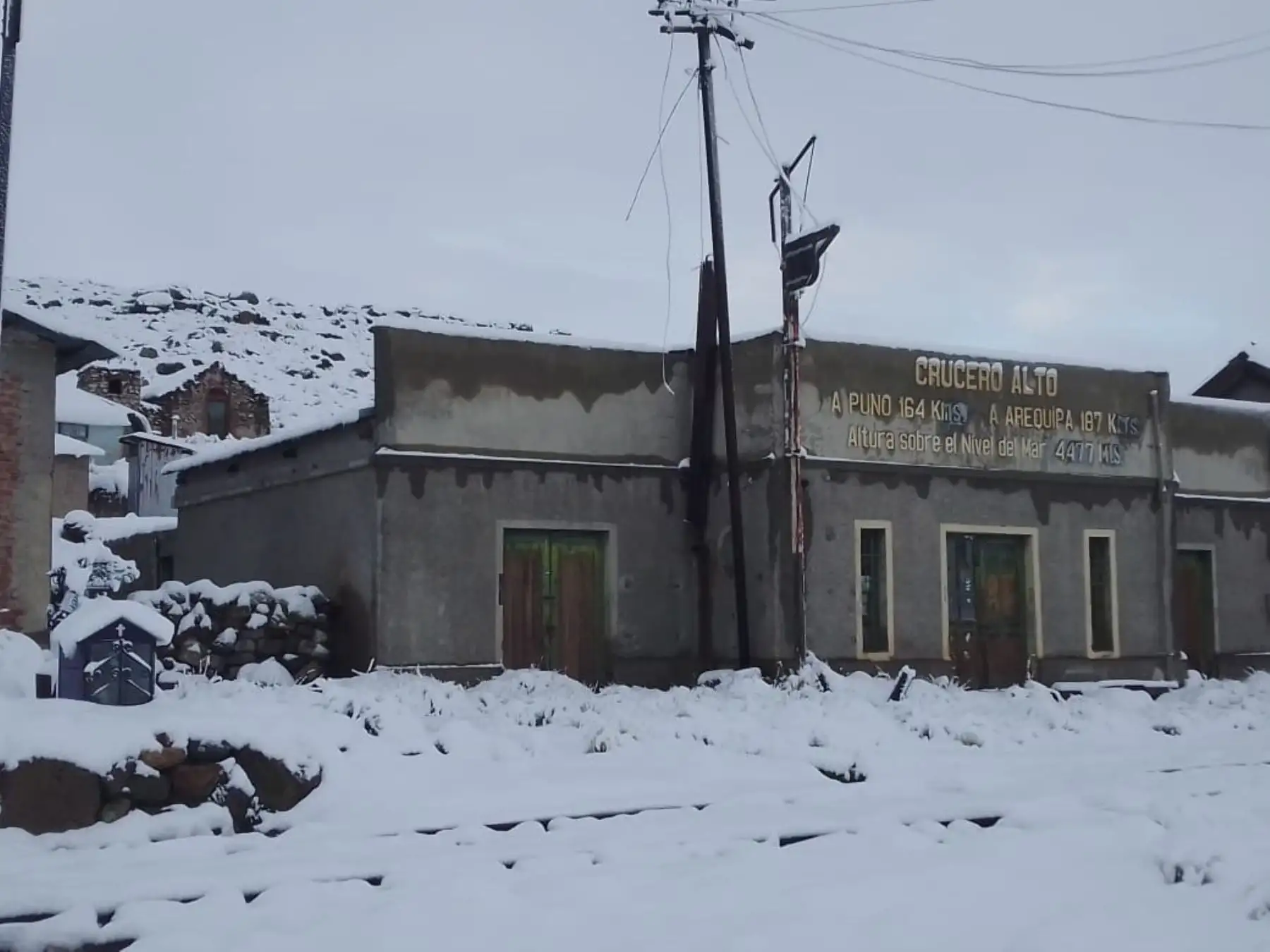 Nieve cubre carretera Arequipa-Puno y deja numerosos vehículos varados.