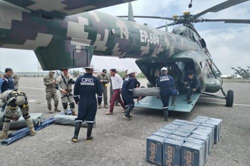 En un helicóptero del Ejército se trasladó ayuda humanitaria al centro poblado Secocha, el más afectado por el huaico. ANDINA/Difusión