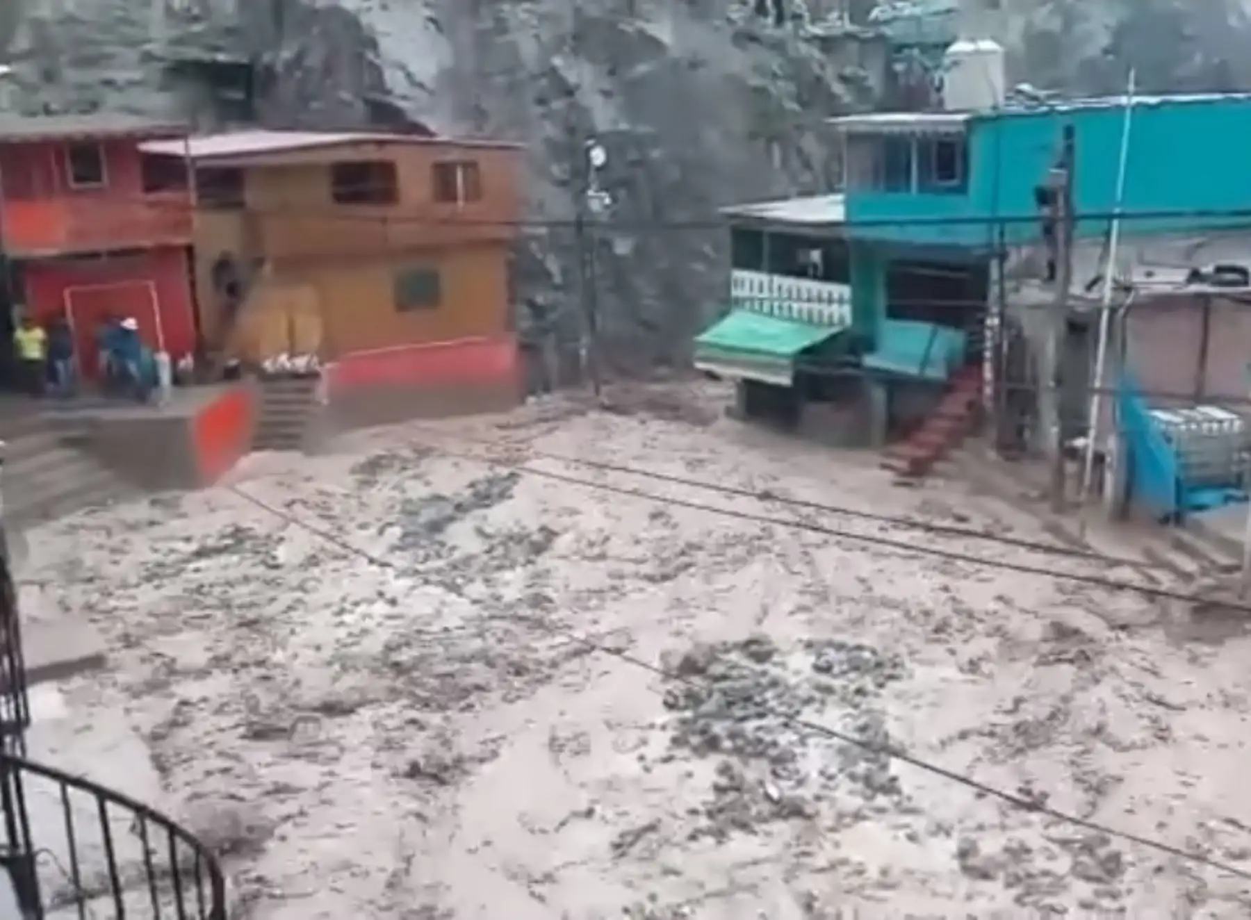 Existe el peligro de la ocurrencia de más huaicos en la sierra sur del país, en especial en Arequipa, por la presencia de lluvias intensas. Foto: captura TV.