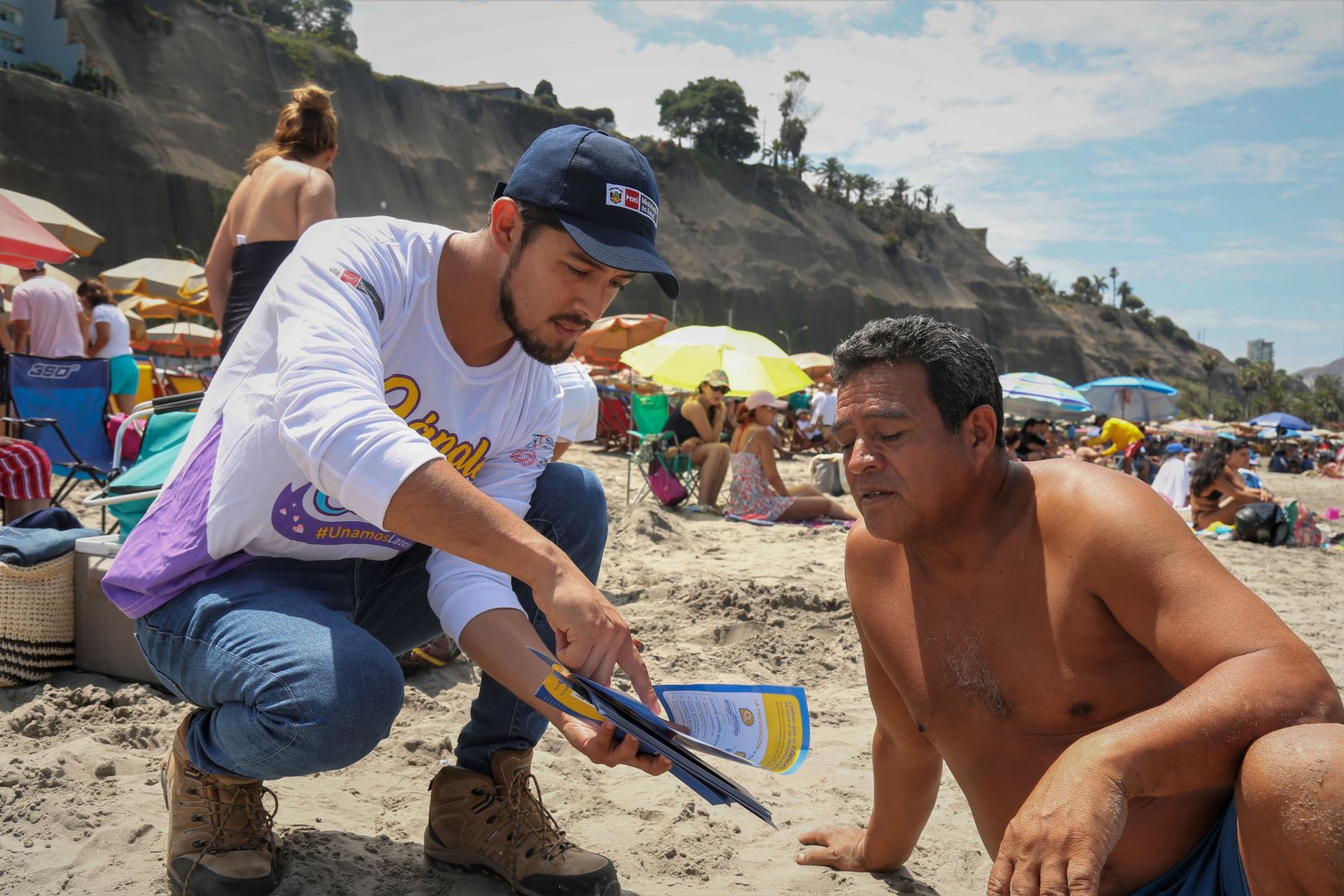 Como parte de las actividades del Día del Lunar, el Minsa realizó una campaña de salud en la playa Los Yuyos de Barranco, donde los veraneantes recibieron información sobre los cuidados necesarios para evitar el cáncer de piel.

Foto: ANDINA/MINSA