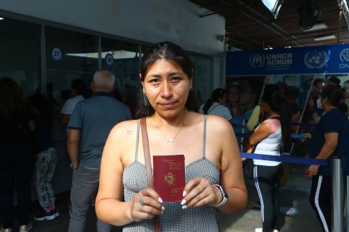 Migraciones atiende de forma presencial a las personas que desean viajar al extranjero y desean tener su pasaporte elctrónico. ANDINA/Eddy Ramos