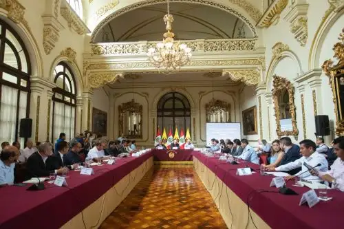 Alcalde de Lima, Rafael López Aliaga, y burgomaestres de diferentes distritos de la ciudad.