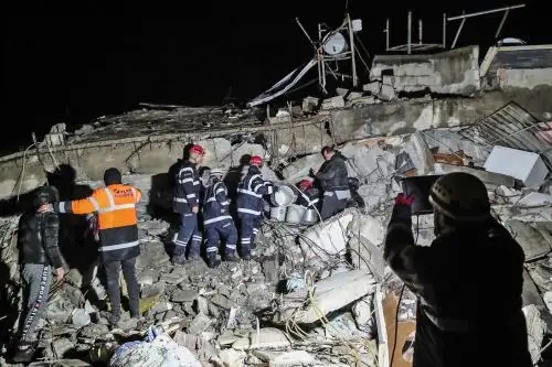 Personal de emergencia busca víctimas en un edificio derrumbado después del terremoto en Diyarbakir, sureste de Turquía. Foto: AFP