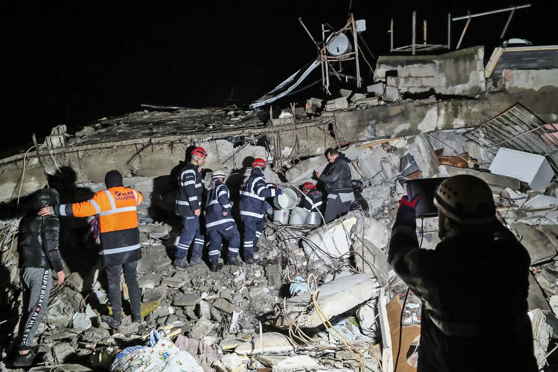 Personal de emergencia durante una operación de búsqueda y rescate en el sitio de un edificio derrumbado después de un terremoto en el distrito de Iskenderun de Hatay, Turquía. Foto: AFP