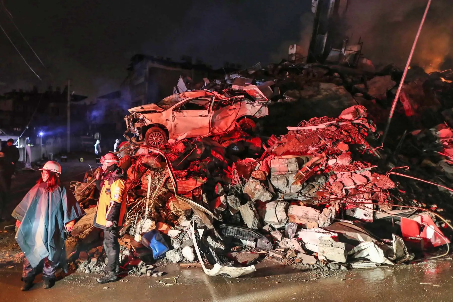 Personal de emergencia durante una operación de búsqueda y rescate en el sitio de un edificio derrumbado después de un terremoto en el distrito de Iskenderun de Hatay, Turquía. Foto: AFP