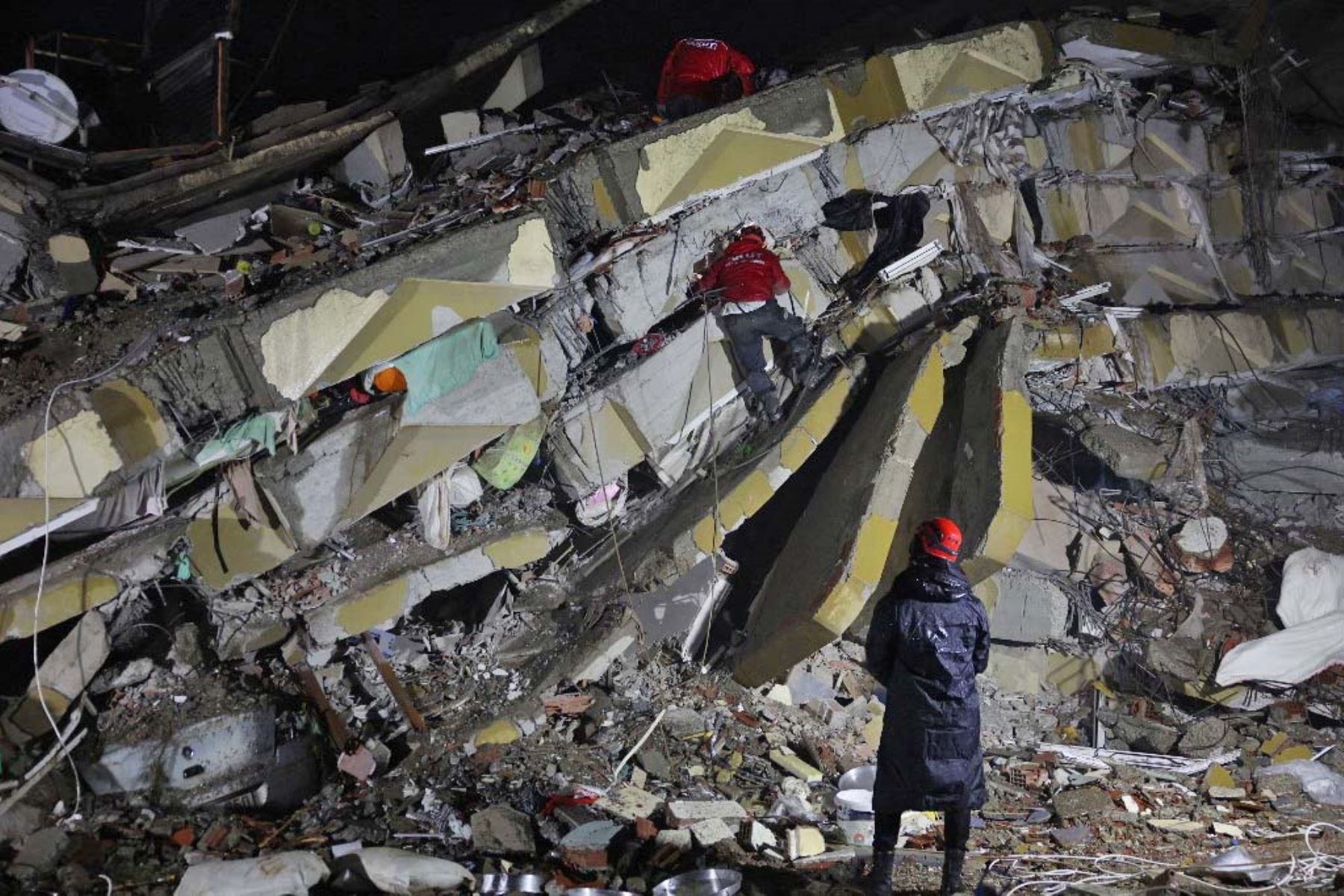 Personal de emergencia durante una operación de búsqueda y rescate en el sitio de un edificio derrumbado después de un terremoto en el distrito de Iskenderun de Hatay, Turquía. Foto: AFP