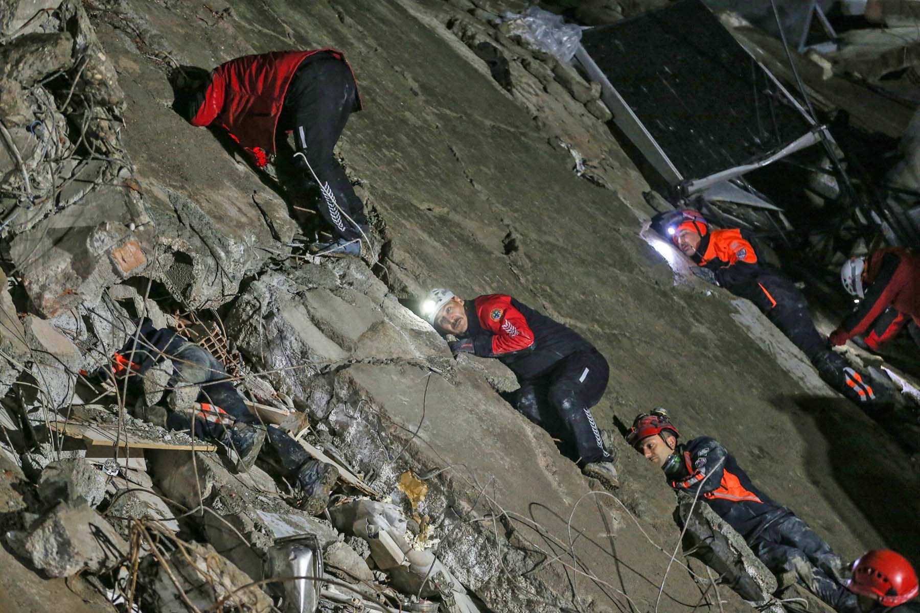 Personal de emergencia durante una operación de búsqueda y rescate en el sitio de un edificio derrumbado después de un terremoto en el distrito de Iskenderun de Hatay, Turquía. Foto: EFE