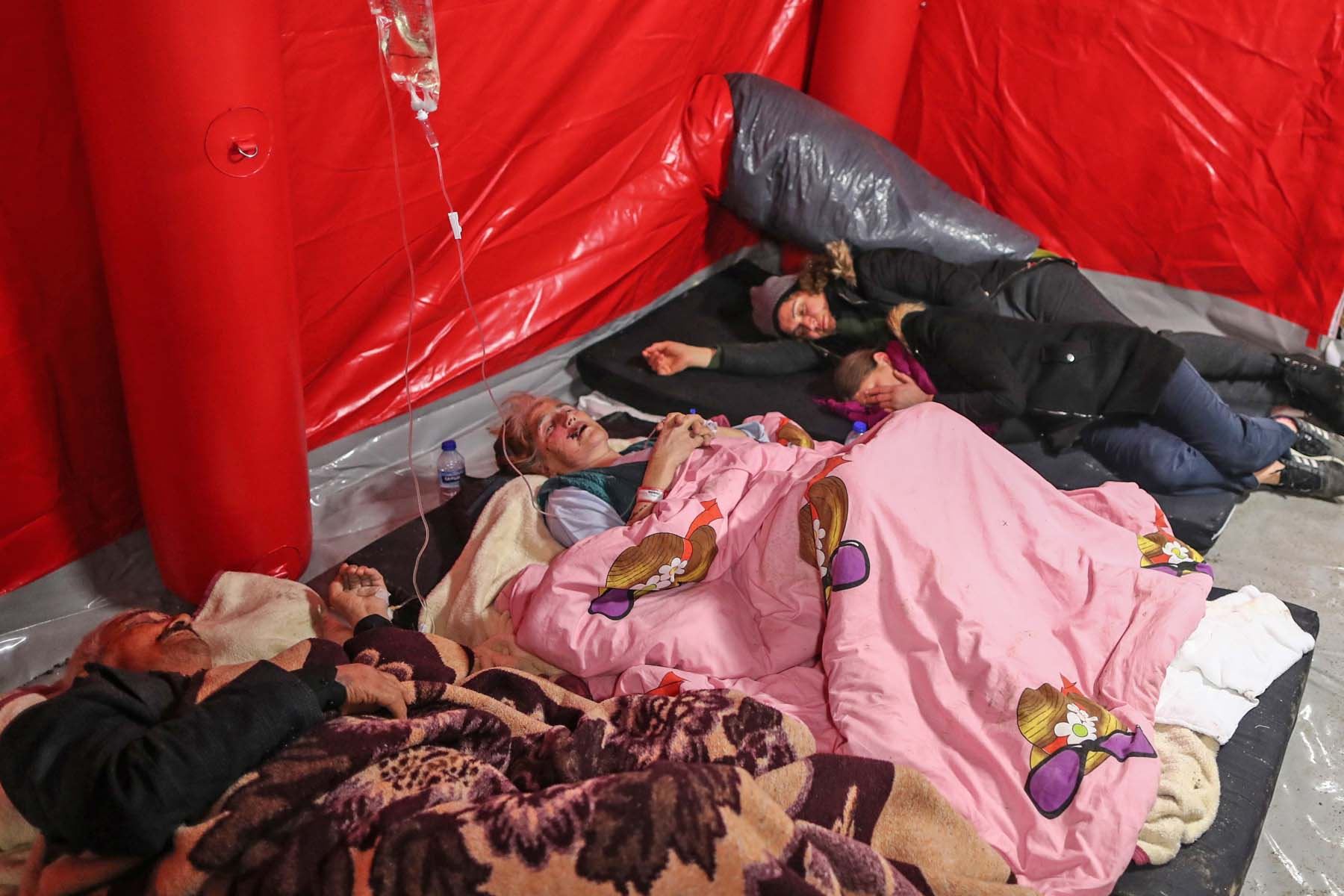 Personas heridas en el hospital de campo después de un terremoto en el distrito de Iskenderun de Hatay, Turquía. Foto: EFE