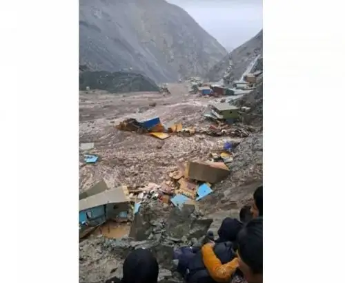 Autoridades trasladan a primeras víctimas mortales del huaico que causó daños en seis centros poblados de la provincia de Camaná, región Arequipa.