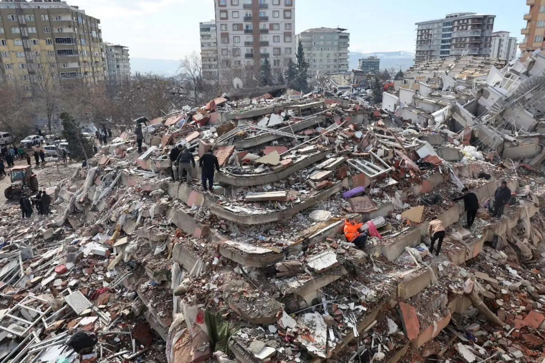 Rescatistas y voluntarios buscan supervivientes entre los escombros de un edificio derrumbado, en Sanliurfa, Turquía. Foto: AFP