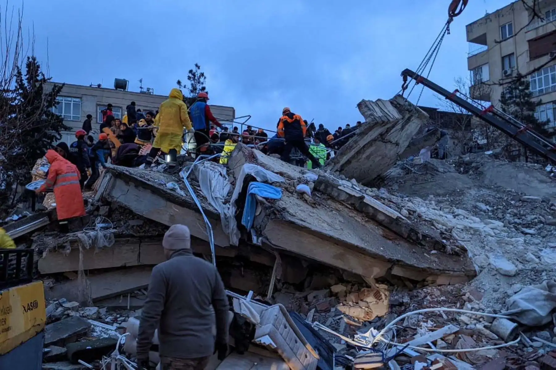 Rescatistas y voluntarios buscan supervivientes entre los escombros de un edificio derrumbado, en Sanliurfa, Turquía. Foto: AFP