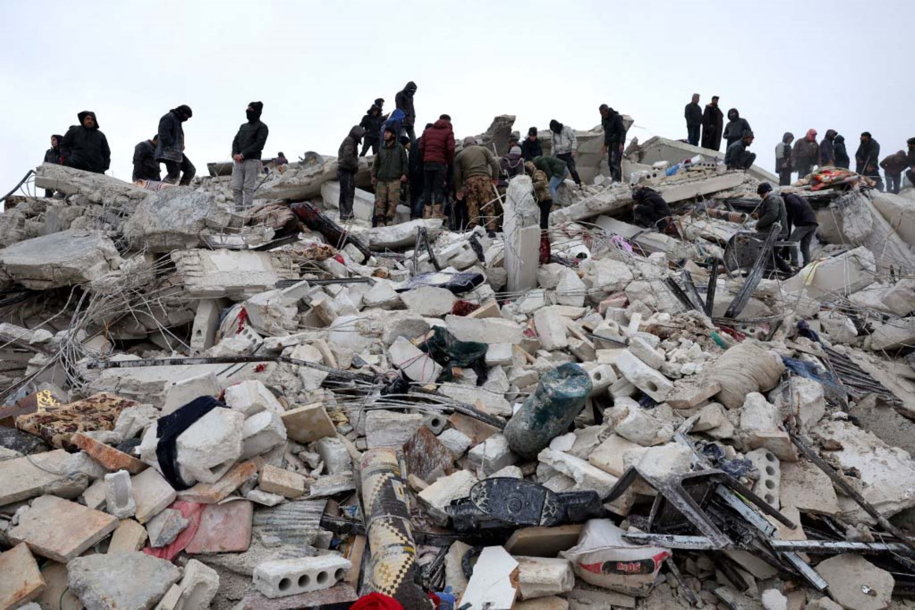 Rescatistas y voluntarios buscan supervivientes entre los escombros de un edificio derrumbado, en Sanliurfa, Turquía. Foto: AFP
