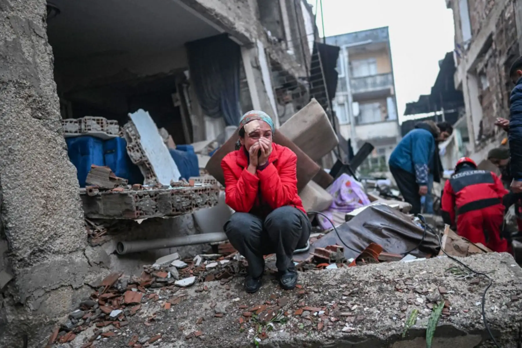 Un sobreviviente del terremoto reacciona mientras los rescatistas buscan víctimas y otros sobrevivientes en Hatay. Foto: AFP